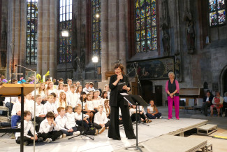 RBin Hann von Weyhern in St. Sebald mit Chor und Friedhi Trüün